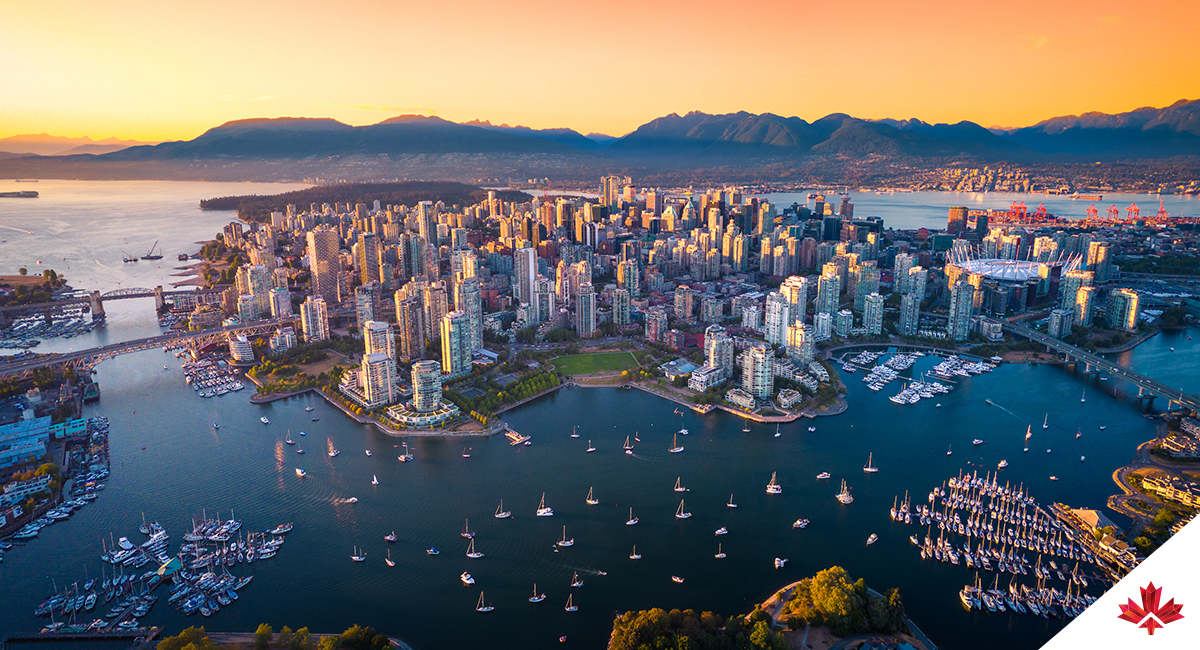 Vue aérienne du centre-ville de Vancouver, Colombie-Britannique, montrant des immeubles de bureaux et résidentiels, le port de Vancouver, la Baie des Anglais, des bateaux et des ponts. 