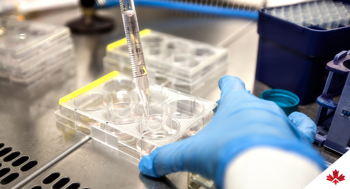 Chercheur effectuant des travaux de laboratoire. 