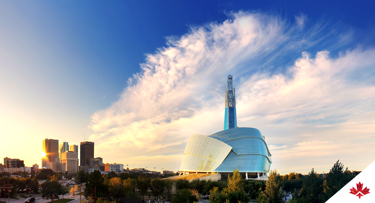 Le Musée canadien pour les droits de la personne de Winnipeg occupe une place importante dans le panorama urbain vu depuis The Forks.