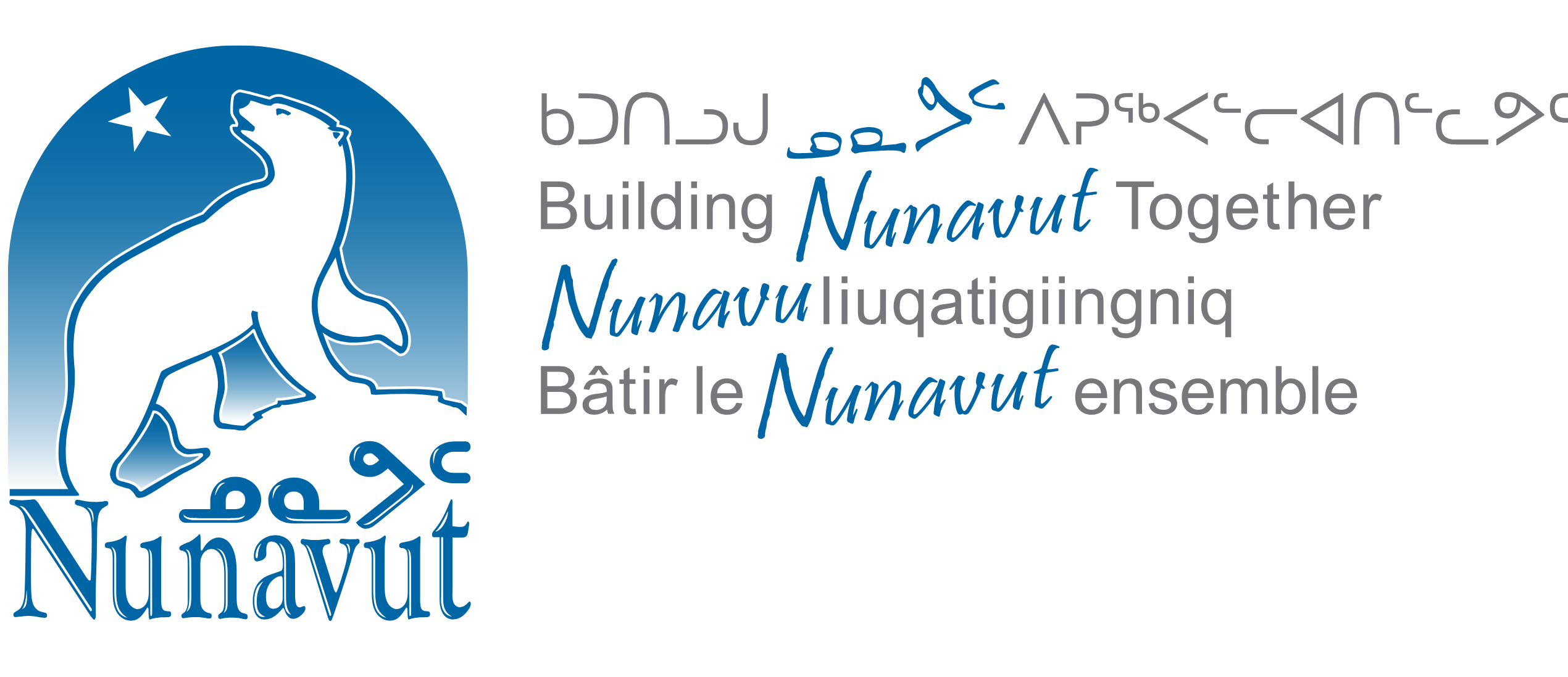 Le logo du Nunavut, composé d’un ours polaire blanc debout sur un fond bleu dégradé, avec une étoile blanche dans le coin supérieur gauche. Sous l’ours, le mot « Nunavut » est écrit en syllabaire inuktitut et en alphabet latin. À droite, la phrase « Bâtir le Nunavut ensemble » est affichée dans les quatre langues suivantes : syllabaire inuktitut, inuktitut (alphabet latin), anglais et français.