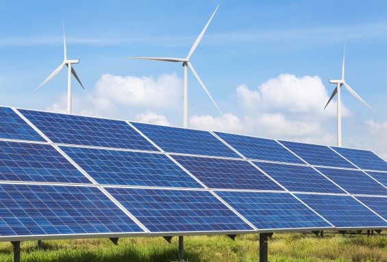Panneaux solaires et éoliennes dans une centrale produisant de l’énergie renouvelable propre sous un ciel dégagé.