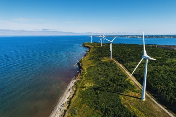 Vue aérienne par drone d’un parc éolien sur la côte atlantique.