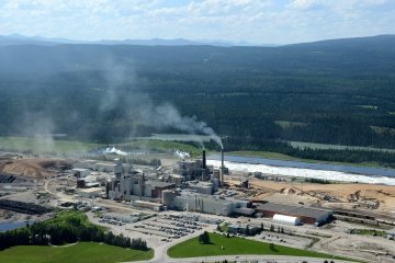  Vue aérienne de l’usine de pâte à papier de Hinton (usine de papier) située en Alberta. 