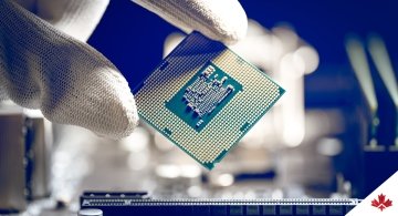 Puce électronique de semi-conducteur tenue dans la main d'un(e) technicien(ne) de laboratoire. 