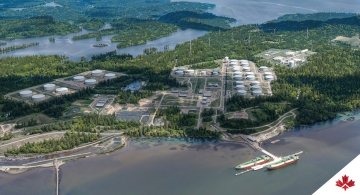 Cette image montre une vue aérienne de l'installation d'EverWind Fuels à Point Tupper. On peut voir l'usine principale ainsi que le parc éolien et le système solaire photovoltaïque (PV), entourés d'eau et d'arbres. 