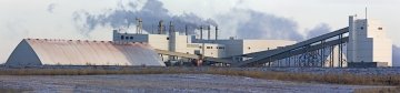 Vue panoramique de la mine de potasse K+S Bethune à Bethune, en Saskatchewan, montrant les infrastructures industrielles et le paysage prairial environnant. Le site fait actuellement l’objet d’une expansion majeure visant à augmenter la production de potasse.