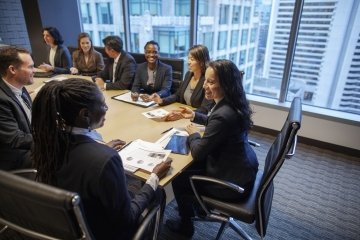 Professionnels d’affaires divers collaborant dans un bureau moderne.