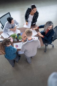 Photo d’un groupe de gens d’affaires en réunion dans une salle de conseil.
