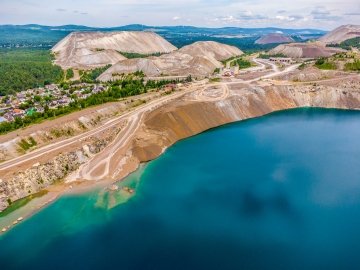 Vue aérienne d’une carrière à Black Lake.