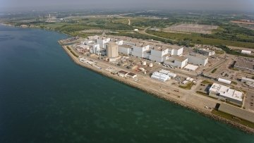 Vue aérienne de la centrale nucléaire de Darlington sur la rive du lac Ontario à Clarington, Ontario, Canada.