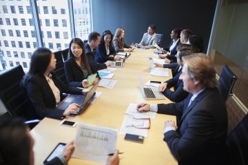 Groupe multiracial de collègues de travail lors d'une réunion d'affaires et discutant de projets. 