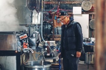 Un travailleur d’âge mûr testant un produit dans une usine.