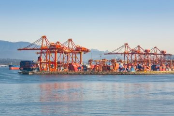 Grues au port de Vancouver, en Colombie‑Britannique, au Canada.
