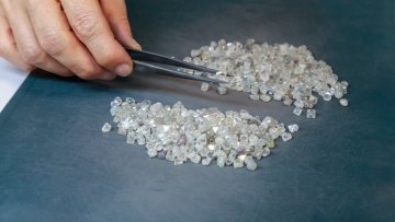Assortiment de diamants sur fond sombre, triés à la main.