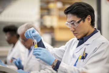 Jeune technicien de laboratoire travaillant dans un centre de recherche.