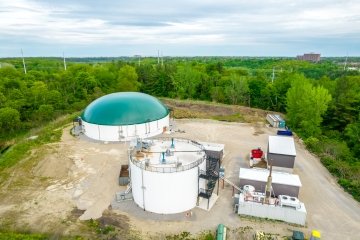 Installation de biogaz dans un parc public verdoyant en été. Énergie renouvelable issue de la biomasse et du fumier animal. Agriculture moderne en Amérique du Nord. Vue aérienne.