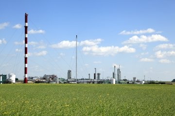 Centrale au gaz naturel et culture agricole côte à côte.