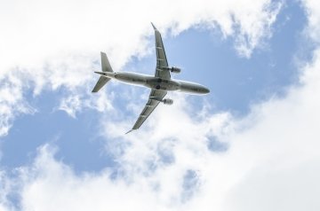 Avion de ligne commercial en vol durant une journée d’automne.