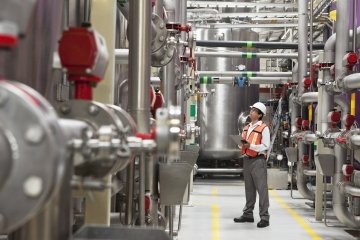 Ingénieur inspectant une installation de stockage de carburant.
