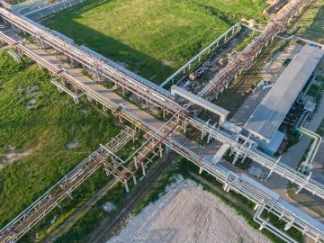 Vue aérienne d’un réseau de pipelines d’une grande usine chimique. Production d’engrais azotés.