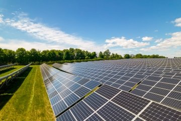 Vue de panneaux solaires photovoltaïques modernes destinés au stockage d’énergie, installés en rangées sur des terres agricoles.